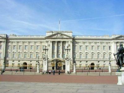 <img400*0:stuff/Buckingham_Palace_10674455051.jpg>