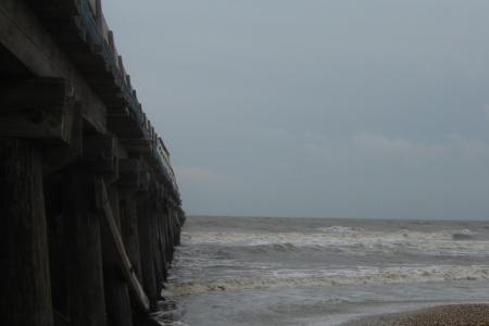 <img0*300:stuff/z/26733/Kaleigh%2527s%2520photos%2520-%2520the%2520beach/The%20Pier.jpg>