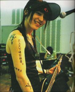 <img0*300:stuff/z/6397/Miyavi/bigsmile4dv.jpg>